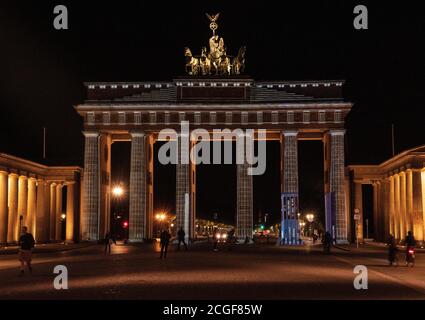 Berlin, Deutschland. September 2020. Das Brandenburger Tor wird während der Lichtproben für das heute beginnende 'Festival of Lights' beleuchtet. Quelle: Paul Zinken/dpa-Zentralbild/dpa/Alamy Live News Stockfoto