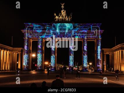 Berlin, Deutschland. September 2020. Das Brandenburger Tor wird während der Lichtproben für das heute beginnende 'Festival of Lights' beleuchtet. Quelle: Paul Zinken/dpa-Zentralbild/dpa/Alamy Live News Stockfoto