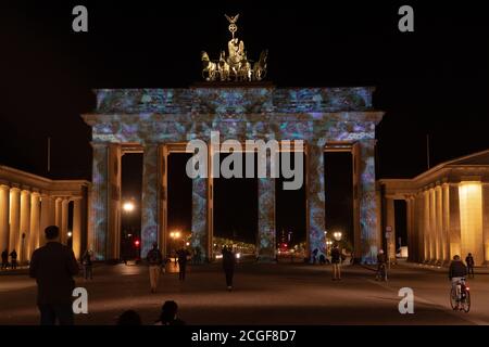 Berlin, Deutschland. September 2020. Das Brandenburger Tor wird während der Lichtproben für das heute beginnende 'Festival of Lights' beleuchtet. Quelle: Paul Zinken/dpa-Zentralbild/dpa/Alamy Live News Stockfoto