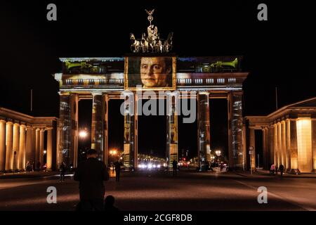 Berlin, Deutschland. September 2020. Das Brandenburger Tor wird während der Lichtproben für das heute beginnende 'Festival of Lights' beleuchtet. Quelle: Paul Zinken/dpa-Zentralbild/dpa/Alamy Live News Stockfoto