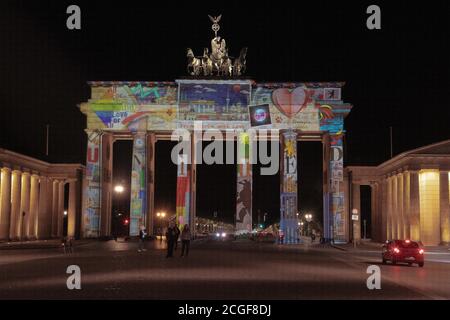 Berlin, Deutschland. September 2020. Das Brandenburger Tor wird während der Lichtproben für das heute beginnende 'Festival of Lights' beleuchtet. Quelle: Paul Zinken/dpa-Zentralbild/dpa/Alamy Live News Stockfoto