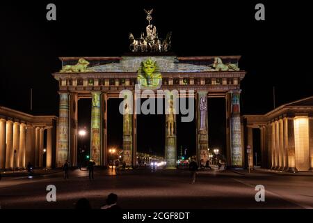 Berlin, Deutschland. September 2020. Das Brandenburger Tor wird während der Lichtproben für das heute beginnende 'Festival of Lights' beleuchtet. Quelle: Paul Zinken/dpa-Zentralbild/dpa/Alamy Live News Stockfoto