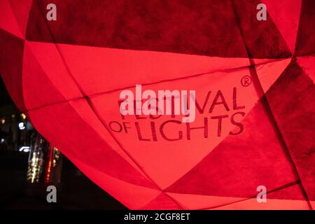 Berlin, Deutschland. September 2020. Ein erleuchtetes Herz bei den Lichtproben für das heute beginnende 'Festival of Lights'. Quelle: Paul Zinken/dpa-Zentralbild/dpa/Alamy Live News Stockfoto