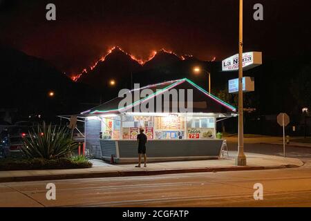 Monrovia, Kalifornien, USA. September 2020. Das Bobcat Feuer brennt im Angeles National Forest hinter dem La Noria Restaurant in Monrovia, CA 10. September 2020. Das Feuer, das am 6. September begann, hat 24,000 Hektar im San Gabriel Canyon verbrannt und ist zu weniger als 10 Prozent eingedämmt. Quelle: David Swanson/ZUMA Wire/Alamy Live News Stockfoto