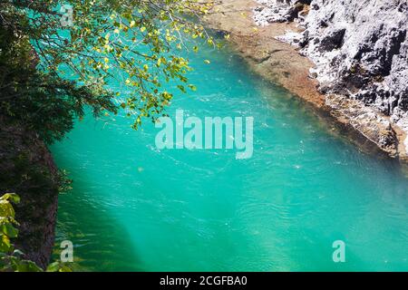 Sonnenbeschienenen smaragdgrünen Wildwasser des Bergflusses Stockfoto