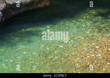 Sonniges Rückwasser des Bergflusses Stockfoto