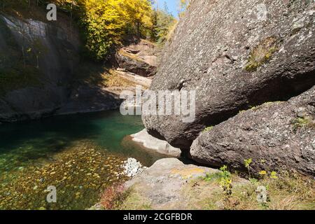 Das Rückwasser des Gebirgsflusses mit dem riesigen Felsen Stockfoto