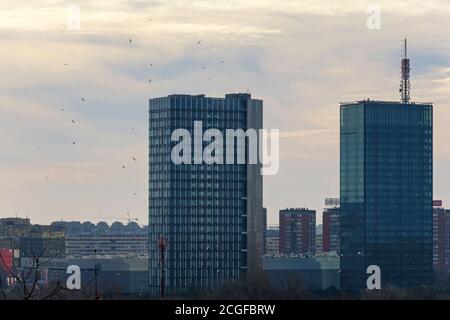 Zwei ähnliche Wolkenkratzer im Geschäftsviertel von Belgrad Stockfoto