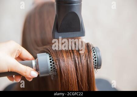 Close-up Haarpflege im Schönheitssalon, Spa-Effekt, Master trocknet Haartrockner Stockfoto
