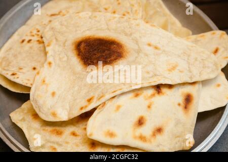 Puffed Indian Bread puri auf Bratpfanne Stockfoto