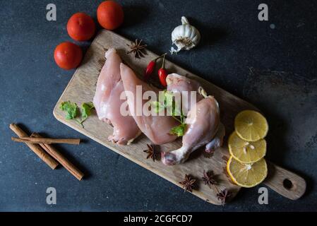 Blick von oben auf rohes Fleisch auf einem Schneidebrett Auf schwarzem Hintergrund Stockfoto