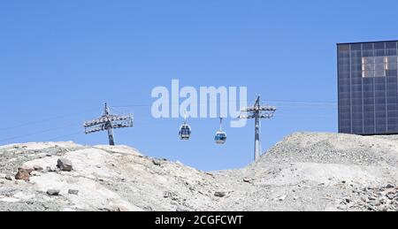 Zermatt, Schweiz - 19. juli 2020: Touristen auf der Matterhorn Express Seilbahn warten auf den Verkehr zum Gipfel des Matterhorn Glacier Paradise im Sommer Stockfoto