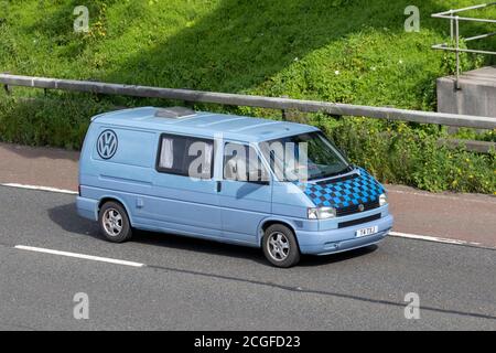 2004 blauer Volkswagen Transporter TDI Auto LWB; Fahrzeuge, die Fahrzeuge auf britischen Straßen fahren, Motoren, auf dem Autobahnnetz M6 fahren. Stockfoto