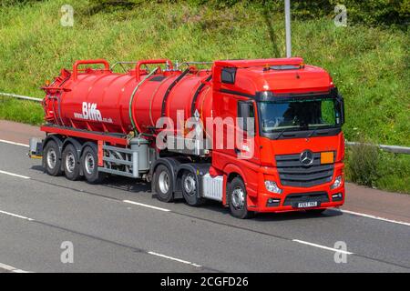 Biffa Schwertransporte, Tanklastwagen, Müllabfuhr, Tanklastwagen, Transport, LKW, Fracht, roter Mercedes Benz Actros, Lieferung giftiger entzündlicher Flüssigkeiten, Transport, Industrie, Lieferkette Fracht, auf der M6 nahe Manchester, Großbritannien Stockfoto