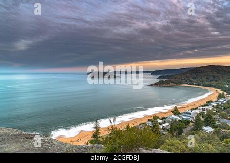 Sonnenuntergang über Broken Bay mit Blick auf Lion Island Und Barrenjoey Headland in der Entfernung vom Mount Ettalong Lookout Am Pearl Beach auf der Stockfoto