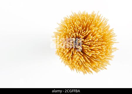 Konzept der italienischen Küche. Draufsicht auf ungekochte Spaghetti isoliert auf weißem Hintergrund. Direkt über Schuss roher Spaghetti Stockfoto