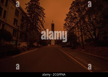 Der Uhrenturm des Berkeley Campus an einem trüben Tag, der durch den wilden Brandrauch in ganz Kalifornien verursacht wird. Stockfoto