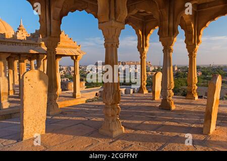 Blick auf Jaisalmer Fort von Vyas Chhatri cenotaphs Sunset Point Rajasthan Indien Stockfoto