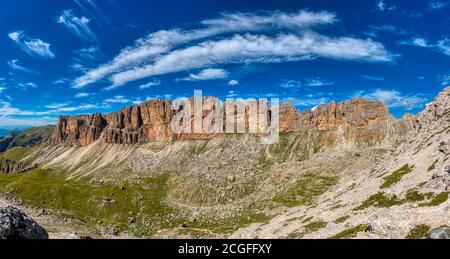 Die landschaftlichen Farben der felsigen Berge in den Dolomiten Stockfoto