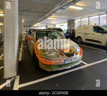 Individuell eingerichtetes Saab Auto im Auto par in der Nähe von Aldi, Nord-West London Stockfoto