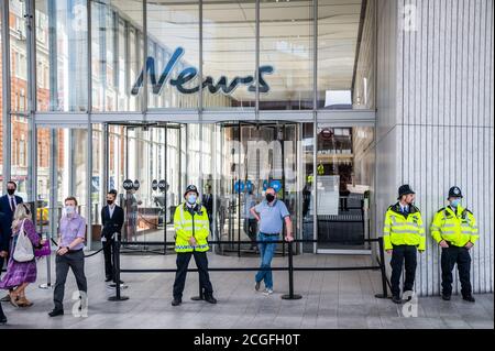 London, Großbritannien. September 2020. Es ist der letzte offizielle Tag der aktuellen Extinction Rebellion Proteste und es gibt eine starke Polizeipräsenz vor dem London Bridge HQ von News Corporation und The Times, vermutlich als Reaktion auf die Blockade ihrer Druckerei Anfang der Woche. Kredit: Guy Bell/Alamy Live Nachrichten Stockfoto