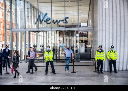 London, Großbritannien. September 2020. Es ist der letzte offizielle Tag der aktuellen Extinction Rebellion Proteste und es gibt eine starke Polizeipräsenz vor dem London Bridge HQ von News Corporation und The Times, vermutlich als Reaktion auf die Blockade ihrer Druckerei Anfang der Woche. Kredit: Guy Bell/Alamy Live Nachrichten Stockfoto