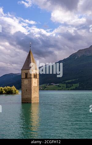 Vertikaler Blick auf den berühmten Glockenturm des alten Graun, in den Reschensee, Südtirol, Italien getaucht Stockfoto