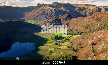 Blea Tarn Luftpassover, die den tarn und Umgebung einschließlich zeigt, Side Pike und Harrison Stickle, Thorn Crag, Blea Rigg und die langdale Stockfoto