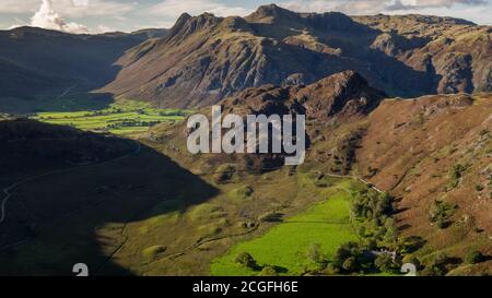 Blea Tarn Luftpassover, die den tarn und Umgebung einschließlich zeigt, Side Pike und Harrison Stickle, Thorn Crag, Blea Rigg und die langdale Stockfoto