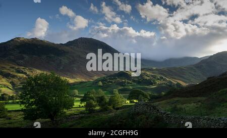 Der Sonnenuntergang warf lange Schatten über Blea Marsh A Kleine Fläche des Lake District Stockfoto