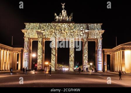 Berlin, Deutschland. September 2020. Das Brandenburger Tor wird während der Lichtproben für das heute beginnende 'Festival of Lights' beleuchtet. Quelle: Paul Zinken/dpa-Zentralbild/dpa/Alamy Live News Stockfoto