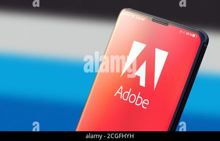 KIEW, UKRAINE-JUNI, 2020: ADOBE. Studio-Aufnahme von Smartphones mit Adobe Mobile-Anwendung auf unscharfem Rücken. Stockfoto