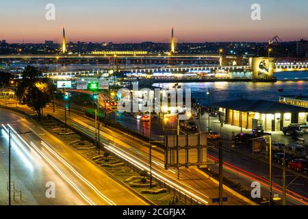 Istanbul Verkehr lange Exposition bei Blue Hour Stockfoto
