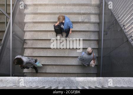 Krakau. Krakau. Polen. Der Blick von oben auf die Fußgänger auf der Treppe zum unterirdischen Gang. Stockfoto