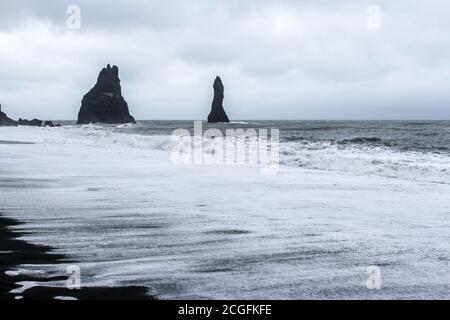 Reynisfjara ist ein weltberühmter Schwarzsandstrand an der Südküste Islands. Stockfoto