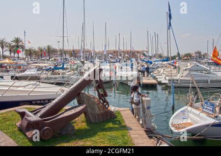 Riesiger antiker Anker mit Kette. Die größte Wohnmarina in Europa, mit rund 24 km schiffbaren Wasserstraßen. Stockfoto