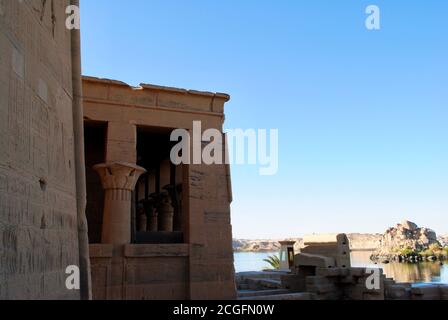 Kiosk von Trajan, Philae Tempel Pavillon, Agilkia Insel im Nil bei Assuan mit alten ägyptischen Hieroglyphen an der Wand. UNESCO-Welt Stockfoto