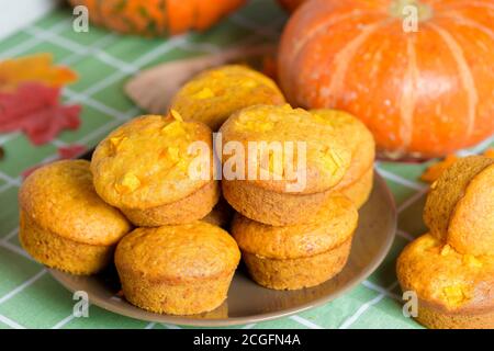 Herbst Kürbis Cupcakes mit frischem Kürbis für Danksagung Tag. Herbst Zusammensetzung von Kürbis und Ahornblätter mit Gebäck Muffins. Stockfoto