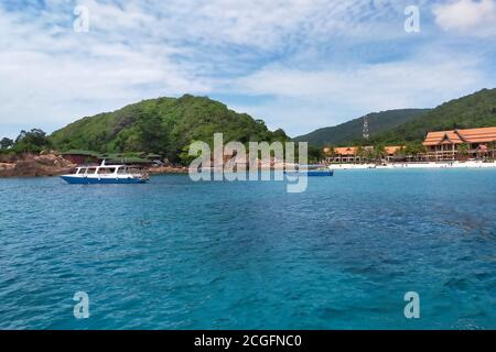 Erstaunlich klares und blaues Wasser auf einer tropischen Insel in Malaysia Stockfoto