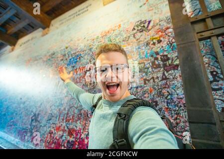 Selfie Foto von männlichen Reisenden auf Hintergrund Juliet Wand in Stadt Verona Italien Stockfoto