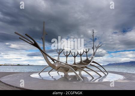 Reykjavik, Island - 27. August 2015: Blick auf Solfar, Sun Voyager, neben der Saebraut Straße. Stahlboot Skulptur am Meer. Stockfoto