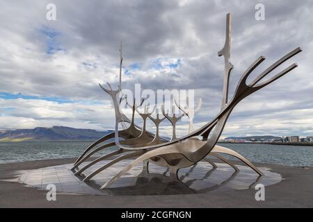 Reykjavik, Island - 27. August 2015: Blick auf Solfar, Sun Voyager, neben der Saebraut Straße. Stahlboot Skulptur am Meer. Stockfoto