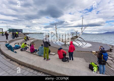 Reykjavik, Island - 27. August 2015: Blick auf Solfar, Sun Voyager, neben der Saebraut Straße. Stahlboot Skulptur am Meer. Stockfoto