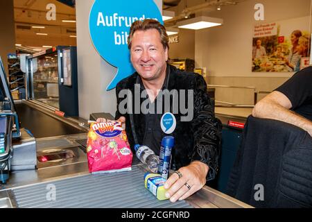 Potsdam, Deutschland. September 2020. Claudius Dreilich (Carat) engagiert sich für sozial benachteiligte Menschen. Für die Aktion "Deutschland rundet auf" sitzen die Bandmitglieder an der Kasse und sammeln Geld im Kaufland des Potsdamer Hauptbahnhofs. Quelle: Gerald Matzka/dpa-Zentralbild/ZB/dpa/Alamy Live News Stockfoto