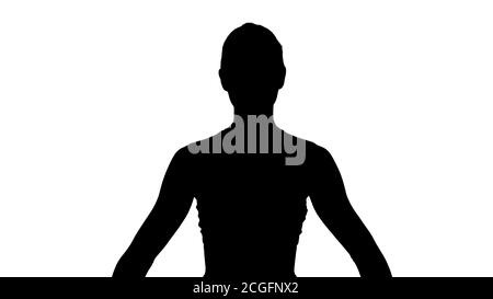 Silhouette Junge Frau sitzt in Lotuspose und meditiert mit geschlossenen Augen dann Blick auf die Kamera und lächelt. Stockfoto