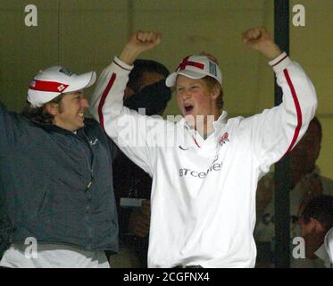 PRINZ HARRY FEIERT ENGLANDS SIEG ENGLAND GEGEN SÜDAFRIKA, 2003 RUGBY-WELTMEISTERSCHAFT, PERTH, AUSTRALIEN - 18/10/2003 BILD : MARK PAIN / ALAMY Stockfoto