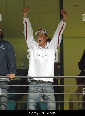 PRINZ HARRY FEIERT ENGLANDS SIEG ENGLAND GEGEN SÜDAFRIKA, 2003 RUGBY-WELTMEISTERSCHAFT, PERTH, AUSTRALIEN - 18/10/2003 BILD : MARK PAIN / ALAMY Stockfoto