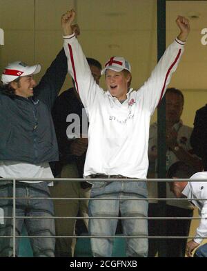 PRINZ HARRY FEIERT ENGLANDS SIEG ENGLAND GEGEN SÜDAFRIKA, 2003 RUGBY-WELTMEISTERSCHAFT, PERTH, AUSTRALIEN - 18/10/2003 BILD : MARK PAIN / ALAMY Stockfoto