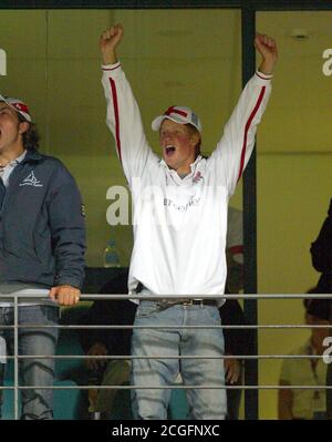 PRINZ HARRY FEIERT ENGLANDS SIEG ENGLAND GEGEN SÜDAFRIKA, 2003 RUGBY-WELTMEISTERSCHAFT, PERTH, AUSTRALIEN - 18/10/2003 BILD : MARK PAIN / ALAMY Stockfoto