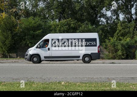 Ein kommerzieller Van mit Out of Business auf dem geschrieben Seite Stockfoto